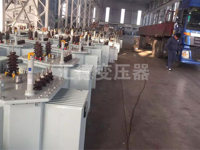 张家口准备装车的变压器